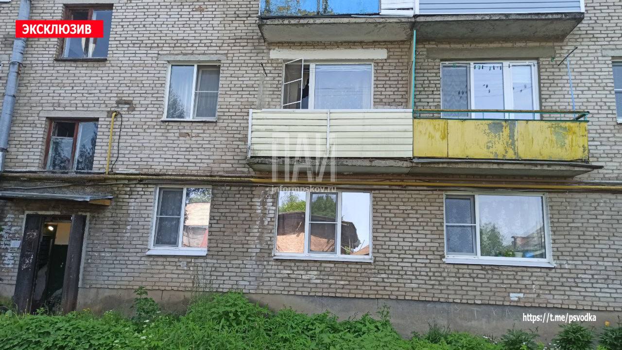 В городе Дно на улице Профсоюзной, 15 произошло падение женщины из окна многоквартирного дома. Пострадавшую госпитализировала бригада медицины катастроф. На месте работают сотрудники полиции. Обстоятельства происшествия устанавливаются.