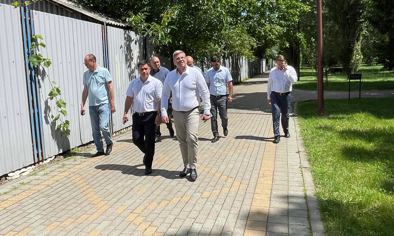 Совместно с проректором по управлению имущественным комплексом Кубанского государственного аграрного университета имени И.Т. Трубилина Гринь Максимом Валентиновичем посетил Ботанический сад им. И.С. Косенко.  Проверил, как организованы работы по:     Покосу сорной растительности     Обрезке деревьев     Санитарному содержанию территории    Также обсудили перспективы дальнейшего развития зеленой зоны.  Спасибо команде сада за труд. Вместе создаём комфортное пространство для жителей и гостей города.