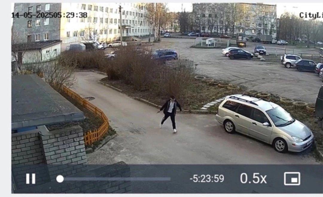 ‼ Задержан стрелок из бара в Питкяранте - 31-летнего мужчину, который в ночь на 14 мая застрелил посетителя бара, нашли и взяли в гараже бойцы СОБРа и ОМОНа. После убийства 37-летнего горожанина злоумышленник сбежал, камеры засняли, как он мчал по Привокзальной с пистолетом. Полиция догнала его у дома на улице Ленина - там он попытался отстреливаться и спрятался в гараже, однако силовикам впоследствии удалось его обезвредить. Возбуждено уголовное дело по статье 105 УК РФ. 5 5 5 Подписаться Прислать новость