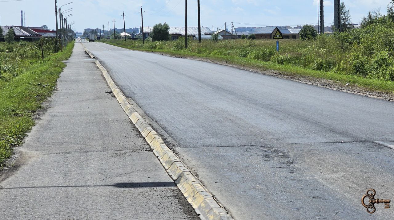 На дороге из Великого Новгорода в Хутынь уложили новый слой асфальта в качестве ямочного ремонта. Работы провели в одном из мест недалеко от ледового катка «Айсберг». Интересно, что за делинеатором осталась велодорожка, а сам делинеатор с одной из сторон стал немного ниже из-за слоя асфальта.