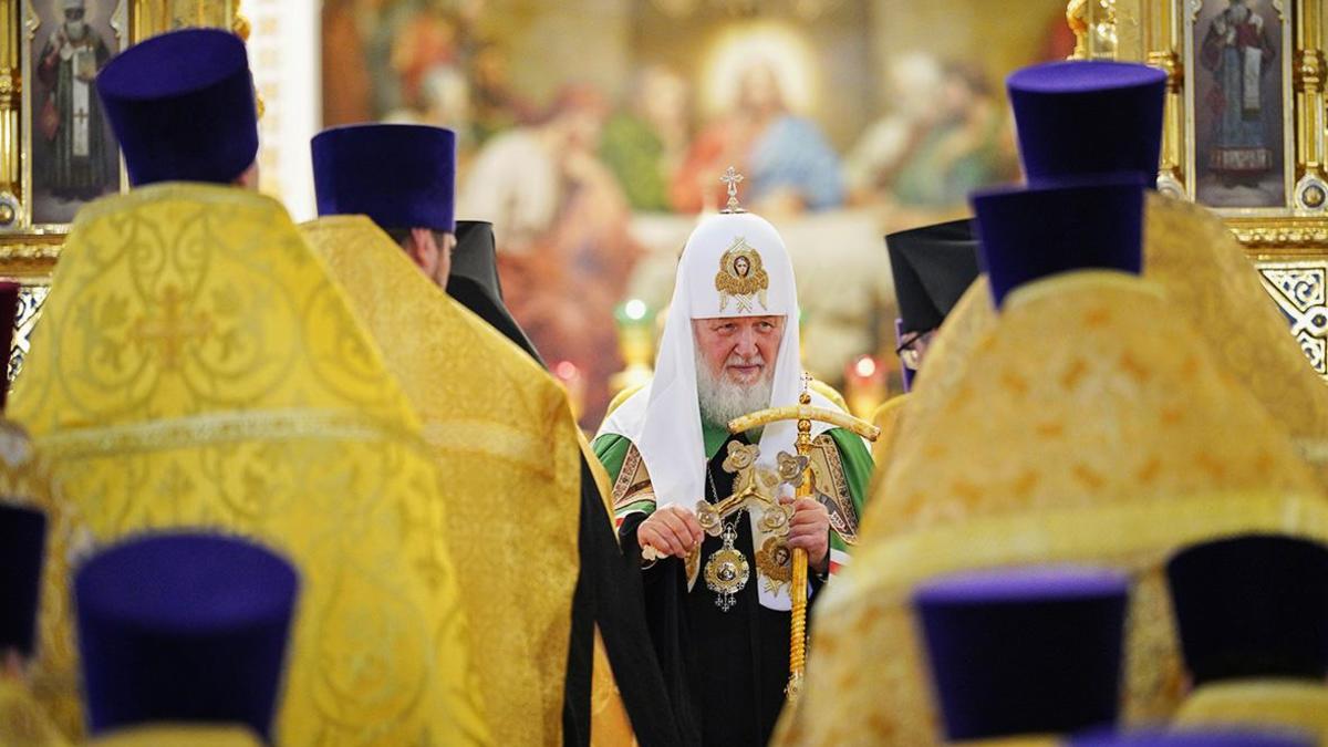 Патриарх Кирилл призвал запретить аборт без согласия отца будущего ребенка По мнению священнослужителя если брак зарегистрирован прерывание беременности не должно совершаться по единоличному решению женщины Как считает глава РПЦ женщина может находиться в состоянии аффекта её психика более подвижна она эмоционально уязвимее Поэтому так важно чтобы рядом был муж который сможет вовремя сказать Нет подожди мы справимся деньги заработаем Кроме того патриарх Кирилл заявил о необходимости разработки федерального закона о запрете склонения к аборту Он подчеркнул что трагедией абортов является то что они совершаются без прямой необходимости и в качестве рутинной услуги