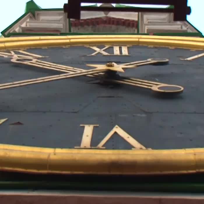 Исторические вехи: Петр I вводит Новый год 1 января и устанавливает кремлевские куранты