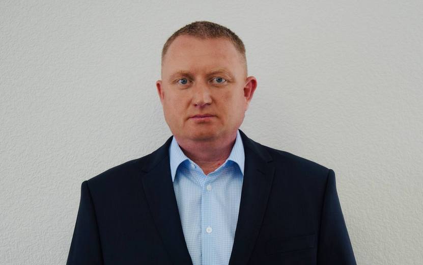 Новый Глава  Новым Главой Шарканского района избран Андрей Николаев, опередивший в финале кадрового конкурса Алексея Зорина.  Предыдущий руководитель района Василий Муклин покинул свой пост в начале июня в связи с переходом на работу в Минсельхоз Удмуртии, где он занял должность первого заместителя министра  Фото: Александр Журавлев    #Ижевск #Удмуртия