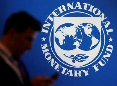 Эксперты МВФ рекомендовали правительству Узбекистана сократить государственные расходы несмотря на ожидаемый рост доходов бюджета связанный с экономической активностью и подорожанием золота По их оценке дополнительные поступления этого года не должны вести к увеличению трат так как это может усилить инфляционное давление укрепить реальный курс валюты и создать риски в случае снижения мировых цен на золото Также МВФ советует повысить долю налоговых поступлений в ВВП Для этого аналитики предлагают ограничить введение новых налоговых льгот и улучшить качество проверок со стороны фискальных органов Подробнее на нашем сайте Актуальные новости из Центральной Азии fergananews