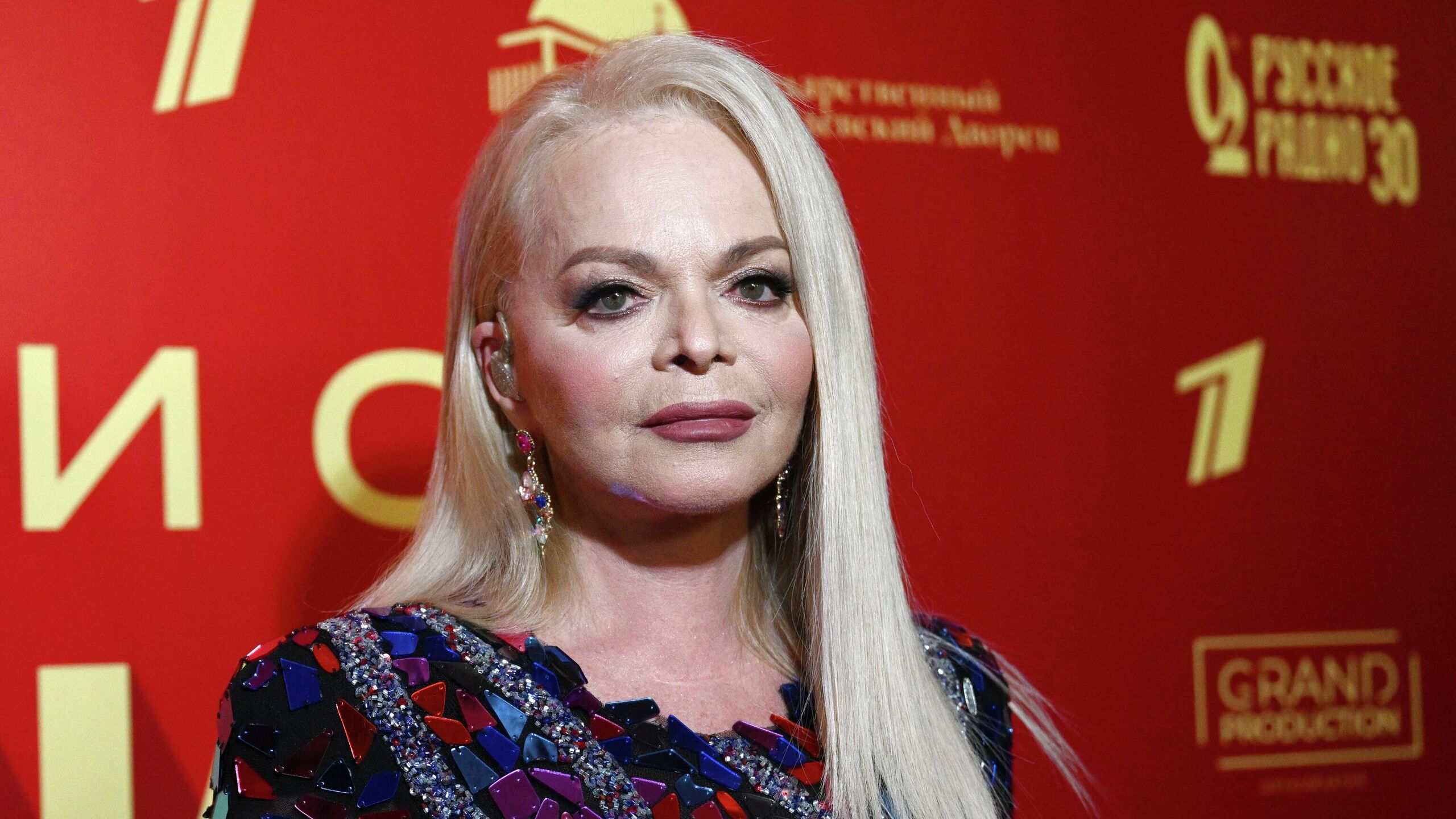 Международная ассоциация юристов и консультантов МАЮК пришла к заключению что нижестоящие суды допустили грубую ошибку в деле Ларисы Долиной не взыскав с певицы деньги за квартиру свои выводы организация направила в Верховный суд России сообщает Коммерсант В целях оказания помощи правосудию ассоциация 15 декабря направила в ВС так называемое письмо друзей суда по делу о продаже квартиры Ларисы Долиной Решения по делу вызвали большой общественный резонанс в связи с тем что суды постановили вернуть квартиру продавцу признав продажу совершенной под влиянием заблуждения или обмана однако не обязали госпожу Долину вернуть деньги покупателю цитирует издание представителей ассоциации Правовое заключение МАЮК приурочено к сегодняшнему заседанию гражданской коллегии Верховного суда которая рассмотрит жалобу Полины Лурье о признании сделки с Ларисой Долиной недействительной Афера с квартирой Долиной