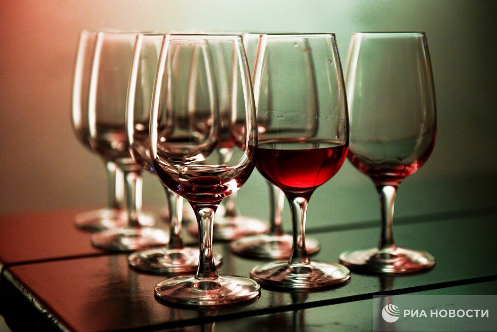 В РАН назвали безопасную дозу вина для мужчин и женщин Взрослому здоровому мужчине в день можно выпивать три бокала вина по 120 миллилитров тогда как женщинам рекомендуется на бокал меньше или треть бутылки Как предположил член корреспондент РАН Александр Панасюк скорее такая доза установлена не научными доказательствами а через практический опыт французских исследователей У французов бокал вина за обедом это культ привычка которая передается из поколения поколению Подписаться на РИА Новости