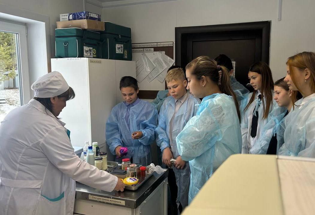 Ветстанции Приангарья приняли участие во Всероссийской акции Неделя без турникетов Цель акции знакомство школьников с профессиями востребованными на рынке труда Так на профориентационной экскурсии в Зиминской СББЖ побывали более 90 учеников из Ухтуйской Филипповской и Зиминской средних школ Качугскую ветстанцию посетили учащиеся школ 1 и 2 поселка Качуг В Боханской СББЖ и Усть Удинском филиале ветучреждения побывали школьники из села Тараса и Усть Удинской средней школы Ветеринарные станции участвуют во Всероссийской акции Неделя без турникетов на регулярной основе В этот раз в гостях у ветеринаров побывало более 150 детей Мы надеемся что весенняя акция станет еще более масштабной и интересной для школьников Приангарья резюмировал руководитель службы ветеринарии региона Сергей Шевченко Подписывайтесь на Правительство Иркутской области в MAX