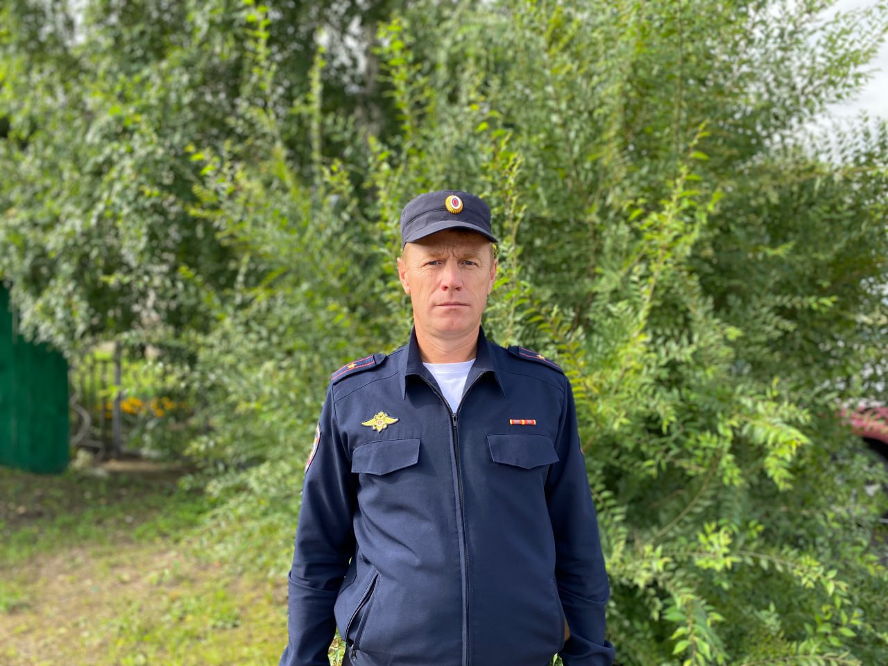В Идринском районе полицейский ринулся в огонь, чтобы спасти жизнь женщине без сознания   Пожар произошел еще 4 августа вечером в селе Майское утро. Начальник УУПиПДН Отделения полиции МО МВД России «Краснотуранский» майор полиции Дмитрий Арнгольд, находясь в отпуске, заметил загоревшийся соседний дом. От очевидцев он узнал, что внутри могла оставаться женщина — огонь вспыхнул внезапно, она не успела выбраться.  Времени не было. Полицейский бросился в огонь и дым, опустился на пол и на четвереньках дополз до женщины, которая была на стуле без сознания. Он успел вынести пострадавшую до того момента, когда стало уже слишком поздно. Благодаря его действиям, сейчас жизни и здоровью женщины ничего не угрожает.  ______  Оставить обращение