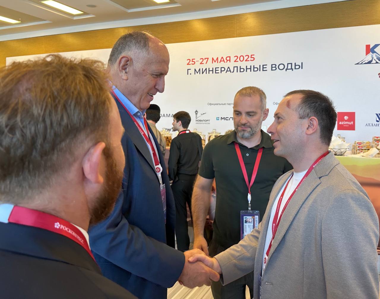 Форумы федерального уровня - хорошая площадка для встреч «на ногах» Председатель Правительства Дагестана Абдулмуслим Абдулмуслимов на Кавказском инвестиционном форуме встретился с исполнительным директором АО «Кавказ.РФ» Хасаном Тимижевым и советником генерального директора Агентства стратегических инициатив Анваром Гаджиевым. Минеральные Воды, МВЦ «МинводыЭКСПО»