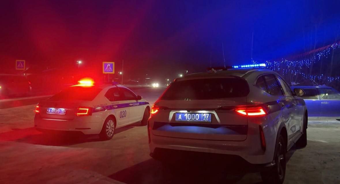 Дорожная ситуация в Туве за 1 января 2026 года Всего за сутки пресечено 188 нарушений ПДД   задержано 16 водителей в состоянии опьянения         в связи с повторностью нетрезвого вождения в действиях 3 усматриваются признаки преступления по ст 264 1 УК РФ     выявлено 28 лиц не имеющих и лишенных права управления транспортом     В ОВД доставлено 11 лиц На специализированные стоянки помещено 31 транспортное средство В с Чал Кежиг Чеди Хольского района инспекторами ДПС ОДПС Госавтоинспекции Межмуниципального отдела МВД России Тандинский выявлен факт использования поддельного водительского удостоверения кызылчанином За минувшие сутки на дорогах республики зарегистрировано 9 ДТП из них 2 учетных   ранено 3   погибших нет 1   В Кызылском районе в пгт Каа Хем в 19 22 ч 59 летний водитель автомобиля Шкода Рапид из за выезда на встречную полосу допустил столкновение с автомобилем Тойота Эстима под управлением 43 летнего кызылчанина в состоянии алкогольного опьянения   Нетрезвый водитель перевозил двух пассажиров в том числе 4 летнего сына   В результате ДТП травмы получил малолетний пассажир и водитель Шкода Рапид 2   В Чаа Хольском районе в с Булун Терек в 04 03 ч не получавший водительского удостоверения 38 летний местный житель в состоянии алкогольного опьянения управляя собственным автомобилем ВАЗ 21101 совершил наезд на дорожное ограждение Мужчина перевозил одного 55 летнего пассажира который в результате ДТП с переломом скуловой кости вдавленным переломом лобной кости рвано ушибленными ранами госпитализирован в травматологическое отделение             Во избежание происшествий пресекайте бесправное и нетрезвое вождение Берегите себя и своих близких Управление Госавтоинспекции МВД по Республике Тыва