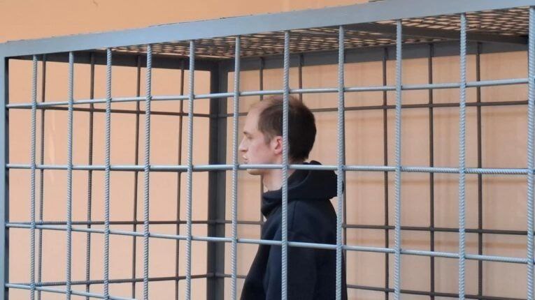 Бизнесмен Неверов получил 3,5 лет колонии за мошенничество на концессиях в Забайкалья Бывший владелец «Восточно-Арктической нефтегазовой корпорации» Станислав Неверов получил 3 года 6 месяцев колонии общего режима за мошенничество. Ему инкриминировали хищение 877 млн рублей при исполнении концессионных соглашений в Хабаровском и Забайкальском краях. Об этом 12 мая сообщает издание «Дальневосточное обозрение». - Время, проведенное Неверовым в СИЗО, суд постановил зачесть в счет назначенного срока по формуле: один день под стражей — 1,5 дня в колонии, - уточняет издание. Также осуждённого обязали возместить ущерб Минобразования Забайкалья и администрации Читы - 165 млн 846 тысяч рублей и 356 млн 316 тысяч рублей соответственно. Напомним, в 2022 году обвиняемый и его сообщник заключили ряд мнимых договоров поставок материалов и оборудования и вывели со счетов казначейств на счета третьих юридических лиц более 877 млн рублей бюджетных средств. Эти деньги предназначались для строительства школ в Забайкальском и Хабаровском краях, а также газификации Читы.