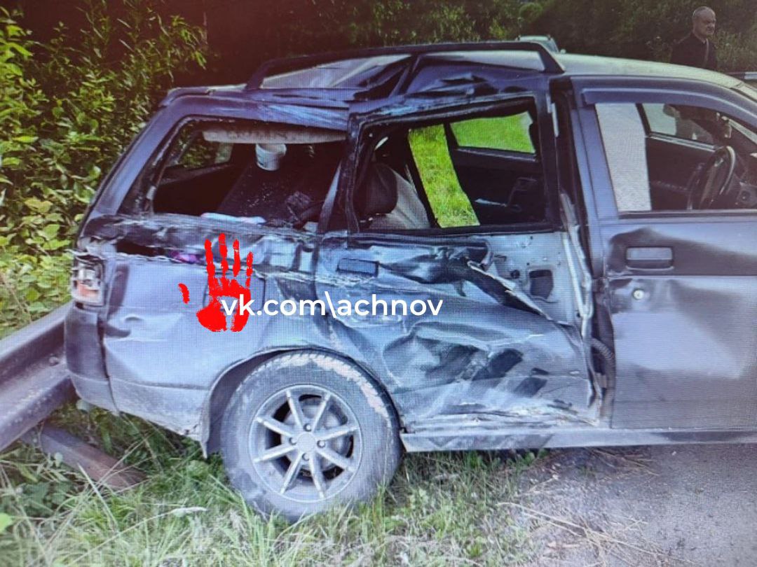 Двое детей пострадали в аварии с грузовиком в Челябинской области В Челябинской области произошло ДТП с участием легкового автомобиля и грузовика, в результате которого пострадали двое детей. Инцидент случился на трассе Куса-Златоуст. По предварительным данным, 50-летний водитель ВАЗ-2111 не уступил дорогу грузовику «КАМАЗ», двигавшемуся по главной дороге, при выезде со второстепенной. В результате столкновения удар пришелся в заднюю часть легковушки. В момент аварии в салоне автомобиля находились два пассажира – мальчики 11 и 12 лет, которые получили травмы. Обстоятельства происшествия уточняются.