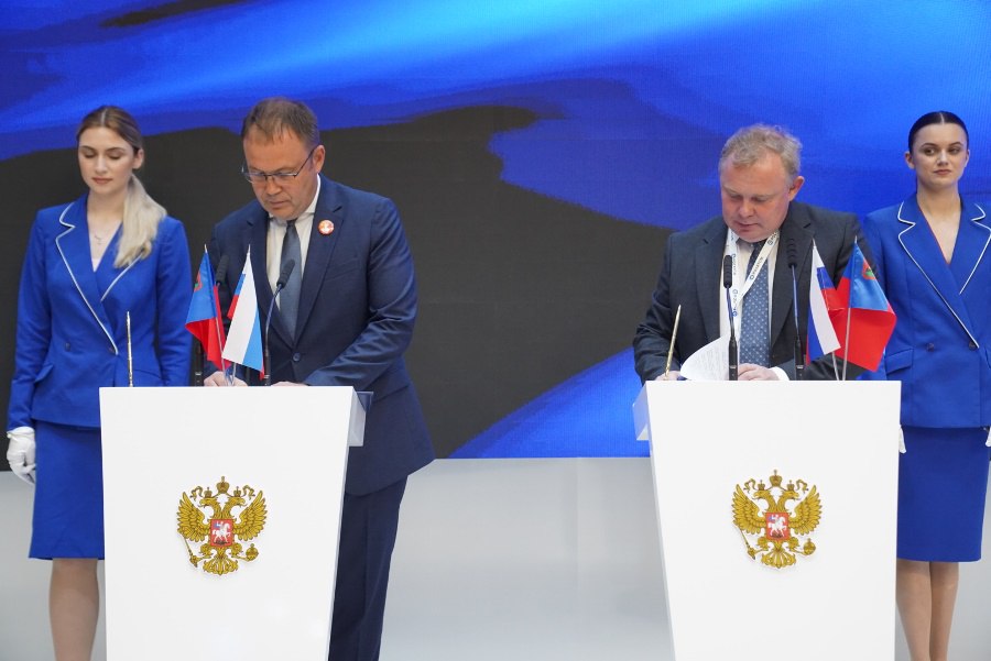 Кузбасс и АО «Росатом Сервис» заключили соглашение о партнерстве На полях ПМЭФ губернатор Кузбасса Илья Середюк и представители компании «Росатом Сервис» подписали соглашение об эффективном взаимовыгодном сотрудничестве и реализации проектов по ряду направлений. «Соглашение позволит внедрять передовые решения в сфере биотехнологий и возобновляемых источников энергии, создать в регионе благоприятный инвестиционный климат, обеспечить инновационное развитие промышленного производства, нарастить количество приоритетных и перспективных научных исследований, развить кадровый потенциал региона», — подчеркнул губернатор Кузбасса Илья Середюк.