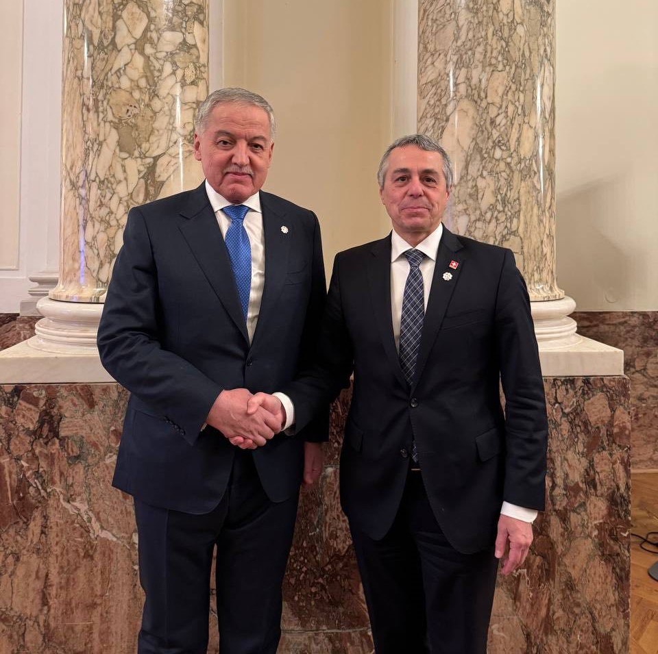 Встреча министров иностранных дел Таджикистана и Швейцарии 4 декабря 2025 года в Вене на полях 32 го заседания Совета министров иностранных дел Организации по безопасности и сотрудничеству в Европе ОБСЕ состоялась встреча Министра иностранных дел Республики Таджикистан Сироджиддина Мухриддина с Федеральным министром иностранных дел Швейцарии Иньяцио Кассисом В ходе встречи стороны обсудили вопросы двустороннего сотрудничества между Таджикистаном и Швейцарией в том числе в политической экономической и торговой сферах в области образования а также взаимодействие в рамках международных организаций включая ОБСЕ и другие вопросы представляющие взаимный интерес Муфассал Подробнее Read more mfa tj