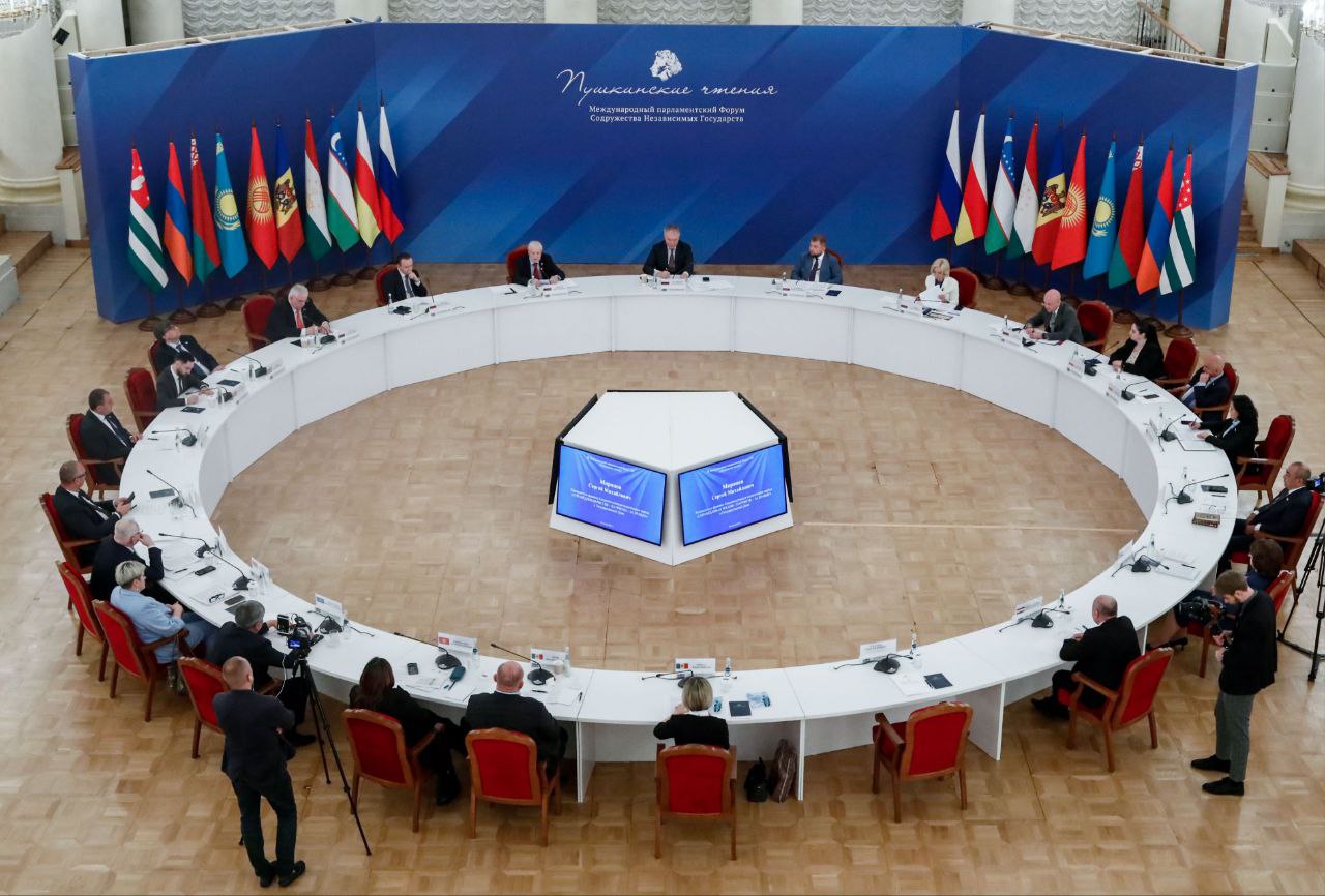 В Колонном зале Дома союзов начал работу третий международный парламентский форум СНГ "Пушкинские чтения" В этом году мероприятие посвящено 80-летию Великой Победы и стартовало с традиционного пленарного заседания. В ближайшие несколько дней в рамках программы форума пройдут встречи депутатов из стран СНГ с российскими коллегами и представителями органов исполнительной власти, отвечающими за культуру. Первые "Пушкинские чтения" прошли в Госдуме РФ в 2023 году. Они были посвящены Году русского языка как языка межнационального общения. Форум выступает значимым событием, способствующим укреплению культурных связей между странами СНГ, Абхазии и Южной Осетии и поддерживает ценности, заложенные нашим великим русским поэтом. #Культура #КомитетСНГ #Память #История #СНГ #НашиСоседи #ГосударственнаяДума