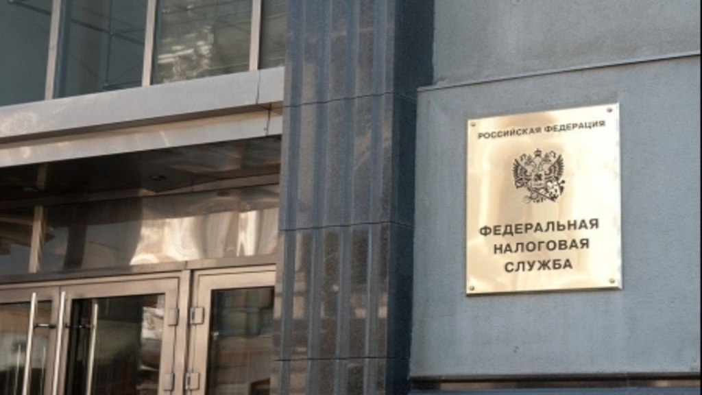 Налоговые органы Крыма выявляют граждан ведущих бизнес без регистрации Цель пресечь уклонение от уплаты налогов Масштабы работы В течение 2025 года более 50 крымчан были зарегистрированы как ИП после выявления нелегальной предпринимательской деятельности На что смотрят проверяющие Доказательствами служат банковские выписки договоры акты выполненных работ рекламные материалы и расписки   Ответственность Ведение бизнеса без регистрации грозит административной или уголовной ответственностью по законодательству РФ