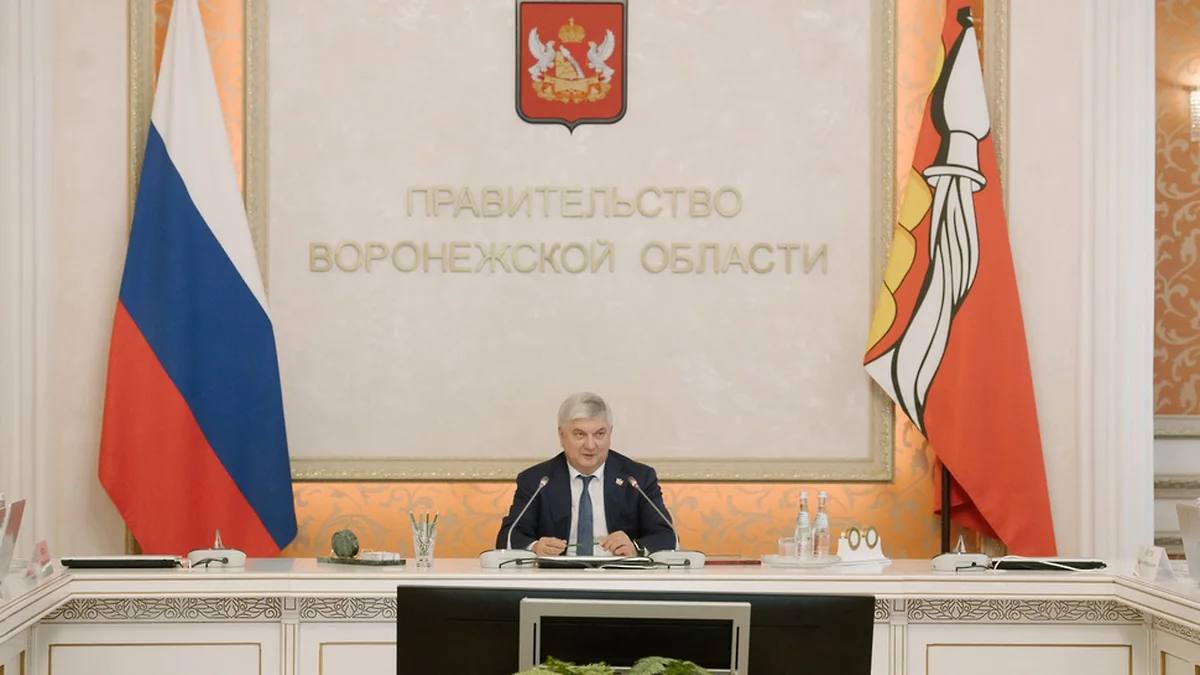 В правительстве Воронежской области рассмотрели меры по снижению аварийности на дорогах 23 июня губернатор Воронежской области Александр Гусев провел еженедельное оперативное совещание. В его рамках о результатах работы по повышению безопасности дорожного движения и принимаемых мерах по снижению аварийности на территории региона рассказал начальник управления Госавтоинспекции ГУ МВД России по Воронежской области Евгений Шаталов. Глава региона подчеркнул важность создания инфраструктуры для повышения безопасности дорожного движения среди детей. #официальноесообщение