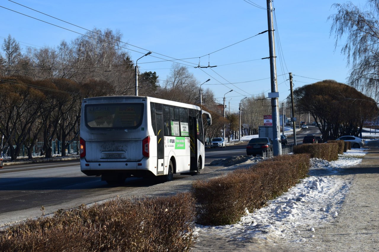 Сразу два перевозчика отказались обслуживать маршруты в Омск  Омские перевозчики отказались от работы на двух межмуниципальных маршрутах — № 1089  Омск — Колосовка  и № 910  Омск — Новомосковка . Автобусы перестали курсировать с 13 января, соответствующая информация появилась на портале правительства Омской области.  Отказ, как указано в документах, связан с низким пассажиропотоком и нерентабельностью. На маршруте № 910 ранее выполнялось 22 рейса в день, а № 1089 выходил на линию всего дважды за сутки. Власти региона планируют найти новых перевозчиков: конкурсы на обслуживание маршрутов назначены на 18 и 20 февраля.