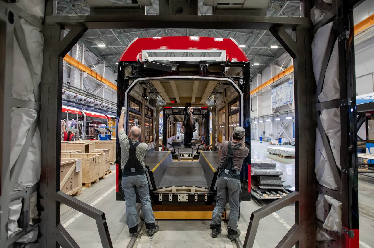 Стал известен номер трамвая который выйдет на линию Купчино Шушары Славянка Им станет маршрут 2 следует из проекта распоряжения комитета по транспорту Соответствующий документ уже опубликовали на сайте антикоррупционной экспертизы проектов нормативных правовых актов Согласно документации в первую очередь которую обещают запустить уже в конце этого года войдут пять остановок конечный пункт Балканский река Волковка по требованию Вилеровский переулок Окуловская улица и Валдайская улица Общая протяженность маршрута 8 72 км В прямом направлении длина пути составит 4 28 км в обратном 4 44 км Всего на линии может быть не более 7 трамваев особо большого класса Сергей Ермохин ДП Подписаться на ДП в Telegram MAX