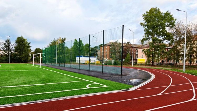 В Яйве завершилась масштабная модернизация стадиона   vesti perm ru publications b82a173c ab12 4d38 973d 52dbd09727da В Александровском округе в поселке Яйва завершена модернизация стадиона Энергия Работы выполнены по программе Спортивное Прикамье Из краевого бюджета выделено 27 млн рублей и 11 млн рублей из округа Подрядчик выполнил демонтажные работы провел ремонт основания поля уложил новый футбольный газон с искусственной травой и резиновые беговые дорожки сделал прыжковую яму установил освещение видеонаблюдение и трибуны Сейчас объект открыт для посещения Всего на модернизацию стадионов в 2025 году выделено более 153 млн рублей