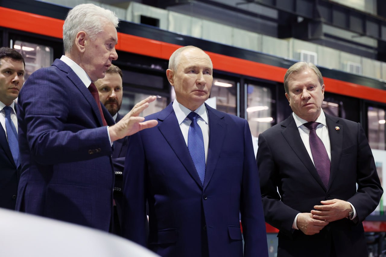 Владимир Путин ознакомился с выставкой отечественных автономных систем в Москве На площадке электродепо Аминьевское Президент России Владимир Путин осмотрел экспозицию посвященную развитию российских автономных систем На стенде Автономные системы в городах были представлены достижения Москвы по внедрению городских беспилотных технологий и интеллектуальных транспортных систем На выставке также продемонстрированы отечественные разработки для транспорта сельского хозяйства и промышленности беспилотные грузовики и тяжелые дроны роботакси системы доставки а также решения для повышения безопасности и производительности труда