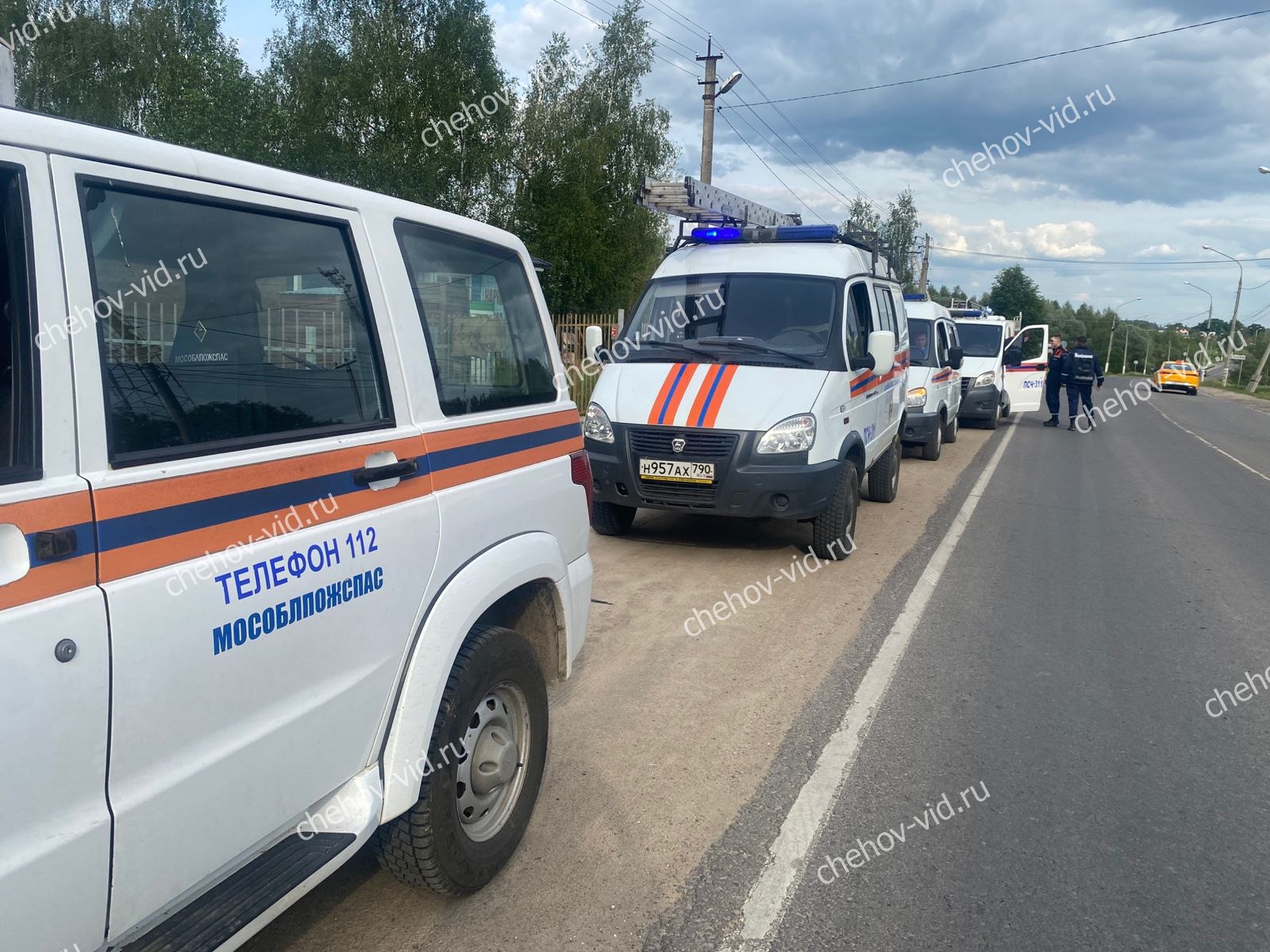На поиски пропавшей женщины и детей в Чеховском округе Подмосковья подняли вертолёт 63-летняя женщина с двумя внучками школьного возраста потерялись на территории муниципального округа Чехов накануне, 11 июня. На их поиски отправились волонтёры отрядов «Лиза Алерт», ВПСО «Ангел», сотрудники АСГ «ЧеховСпас» и Мособлпожспас. Закончилось всё благополучно. Об этом сообщили журналистам «Чехов Вид» в экстренных службах. По поступившей информации, женщина с детьми заблудились в районе деревни Большое Петровское. Специалисты начали прочёсывать окрестности и столкнулись с большими трудностями: от людей – ни следа, обмен информацией – невозможен, поскольку мобильные сети не ловили. Поисковые мероприятия продолжались более 10 часов, в них участвовали 16 человек, привлекли 6 единиц техники. В итоге найти потерявшихся людей удалось только благодаря разведке с вертолёта, представленного ВПСО «Ангел»: - Поиски осложнялись тем, что лесной массив, где велись поиски, находится в окрестностях стратегического объекта, никакие сети не ловили, уточнить геолокацию было невозможно. Во второй половине дня прибыл вертолёт, и визуально осматривал территорию поиска. В итоге людей удалось обнаружить, поисковикам скинули координаты, они встретили потеряшек, – пояснил собеседник «Чехов Вид» в спасательных службах. Девочкам и их бабушке оказали доврачебную помощь спасатели ПСЧ-311, после чего – передали сотрудникам скорой медицинской помощи. В настоящее время состояние спасённых людей не вызывает опасений у специалистов.