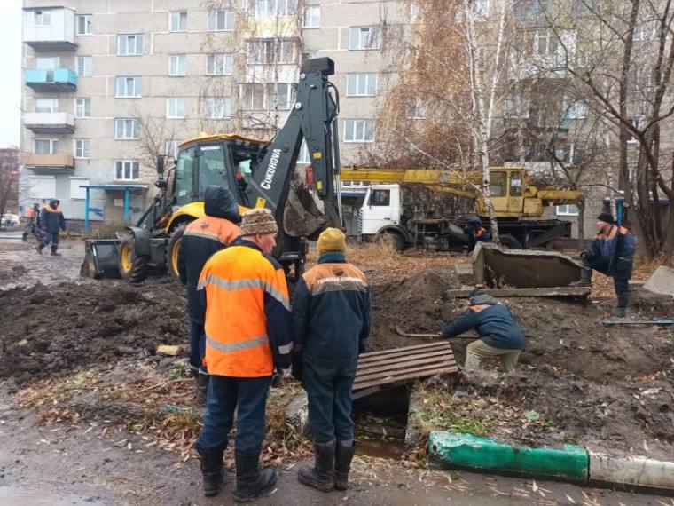 В Омске благоустраивают территории после ремонта теплосетей  По поручению губернатора Виталия Хоценко, восстанавливают участки, поврежденные во время ремонтных работ на трубопроводах.  АО «Тепловая компания» планируют завершить восстановление асфальтового покрытия на 50 адресах в ближайшее время. Еще на 250 участках работы выполнят в зимнем варианте.  Все работы идут строго по графику и будут завершены к концу ноября. Руководство предприятия уделяет этому вопросу особое внимание.