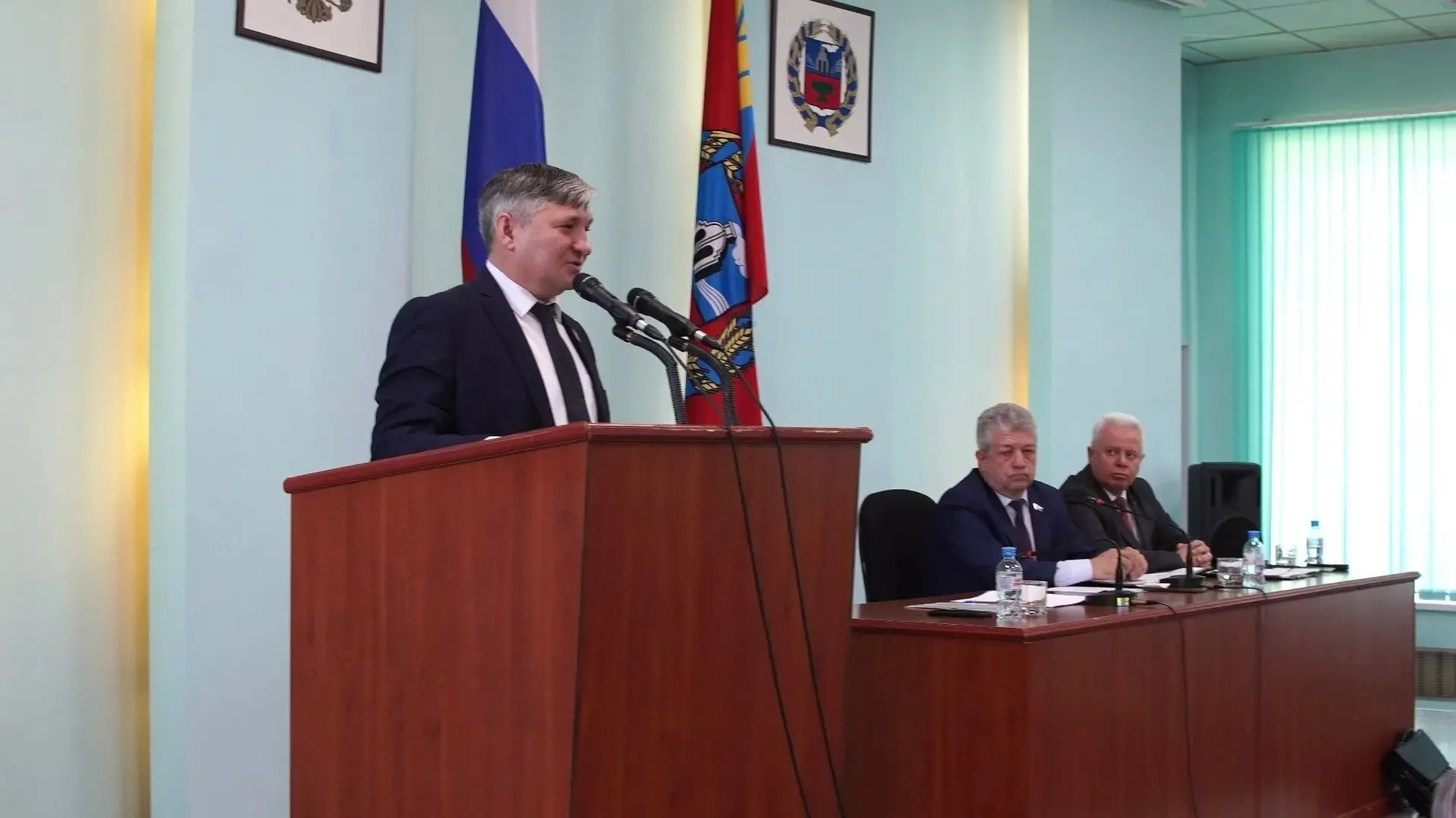 Главу города избрали в Рубцовске Главу города выбрали на 55 й очередной сессии городского Совета депутатов Все 22 присутствовавших депутата единогласно поддержали кандидатуру Игоря Башмакова который до этого временно исполнял полномочия главы После избрания Башмаков сразу принёс присягу и вступил в должность сообщили в администрации Рубцовска Напомним Игорь Башмаков был назначен временно исполняющим полномочия главы Рубцовска 29 октября 2025 года 28 января 2026 года на заседании Президиума Регионального политсовета Единой России с участием губернатора Алтайского края Виктора Томенко его кандидатура была внесена на пост главы города