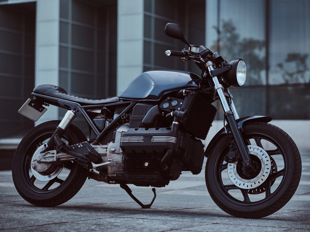 Продажи новых мотоциклов в России бьют исторический рекорд второй год подряд В 2025 году россияне купили 51 тысячу мотоциклов что на 19 больше чем в 2024 м По данным Автостата спрос на мотоциклы в стране непрерывно растёт с марта 2023 го Рост продаж новых мотоциклов аналитики объясняют появлением на рынке более доступных моделей из Китая взамен ушедших европейских японских и американских Так доля китайских байков выросла с 70 5 в 2024 году до 72 2 в 2025 м Топ 5 брендов в прошлом году составили Regulmoto Racer Motoland Voge и Kayo Хорошо продавались также мотоциклы Bajaj Умеете ездить на мотоцикле а то нет но планирую научиться нет не моё это Журнал Авто ру online