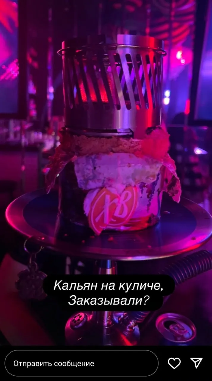 Девушка сделала кальян из кулича и оставила комментарий про Иисуса Христа вскоре она стала фигурантом уголовного дела возбужденного по статье об оскорблении чувств верующих Фигурантка проживающая в Москве сняла процесс изготовления устройства для курения из пасхальной выпечки и выложила видео в соцсети На него обратили внимание многие пользователи интернета а позднее и СК который и завел дело по статье 148 УК РФ В ближайшее время девушку доставят на допрос к следователю Агентство Москва в Max
