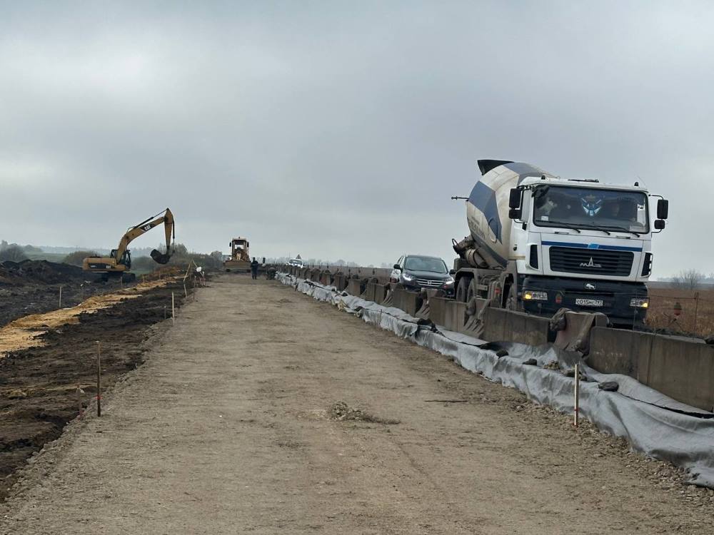 В начале ноября в Свердловском районе откроют для движения одну из полос дороги где будет автоматический пункт весового контроля Сейчас там расширяют дорогу Речь о трассе Змиевка Глазуновка Тросна Об этом сообщили в Департаменте дорожного хозяйства Уже уложили основание сделали и дополнительный слой из мелкого дорожного песка сейчас работают с щебнем Сверху будет 3 слоя дорожного покрытия В течение недели планируют закончить работу на одной полосе и открыть движение по ней И приступят к работам на второй полосе Как уточнили в департаменте пункт решили создать в этом месте из за большого трафика Многие перевозчики хотят сэкономить и превышают допустимые габариты и нагрузки А это наносит ущерб покрытию Объехать новый пункт тоже не получится установят ограждения К слову уже в начале 2026 года пункт автоматического весового и габаритного контроля заработает и на трассе Болхов Мценск Новосиль Фото Пресс службы губернатора Орловской области Perviy Oblastnoi Мы в МАХ