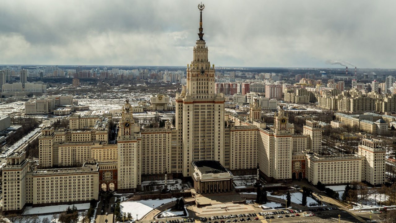 В тройку лидеров рейтинга университетов стран БРИКС вошли МГУ и СПбГУ Список возглавил Пекинский университет В Ассоциации составителей рейтингов сообщили что в рейтинг этого года внесли высшие учебные заведения из 20 стран В топ 100 помимо российских и китайских образовательных учреждений представлены вузы десяти государств Индии ЮАР Таиланда Бразилии Малайзии Индонезии Саудовской Аравии Белоруссии ОАЭ и Египта Подписаться на Говорит Москва Telegram VK MAX