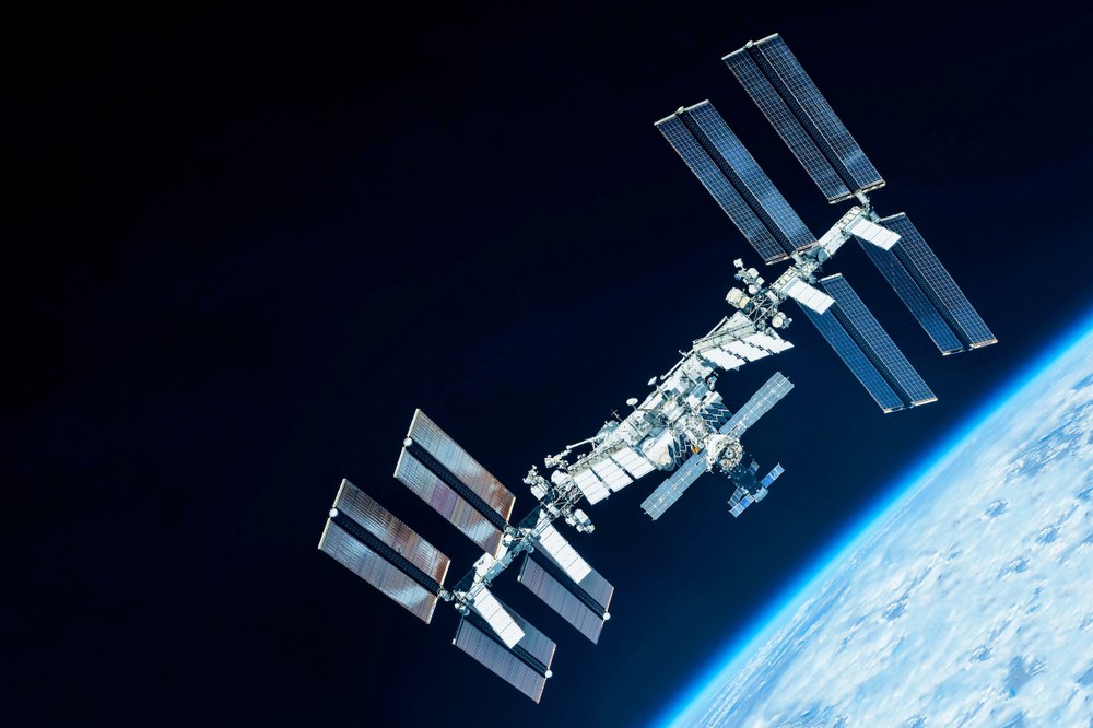 «Роскосмос» и NASA уже разработали проект затопления МКС По оценкам специалистов, процесс может занять около 2,5 лет, заявил гендиректор «Роскосмоса» Дмитрий Баканов. Его слова цитирует «Интерфакс». Взамен на орбите появится новая станция, рассказал «Серебряному Дождю» ведущий научный сотрудник Института космических исследований РАН Натан Эйсмонт. Фото: Artsiom P / Shutterstock