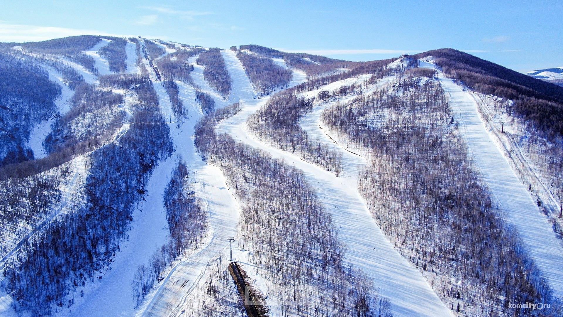 В субботу на Холдоми откроют лыжный сезон С 8 ноября ГЛК Холдоми открывает сезон 25 26 Пока будет открыта только трасса Зелёный бульвар и с кресельным подъёмником тот будет доставлять лыжников и сноубордистов на вершину с 10 до 18 часов Komcity в Max