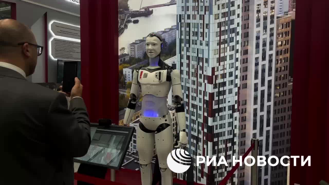 На выставке Иннопром представлен робот-консьерж Арди для жилых комплексов