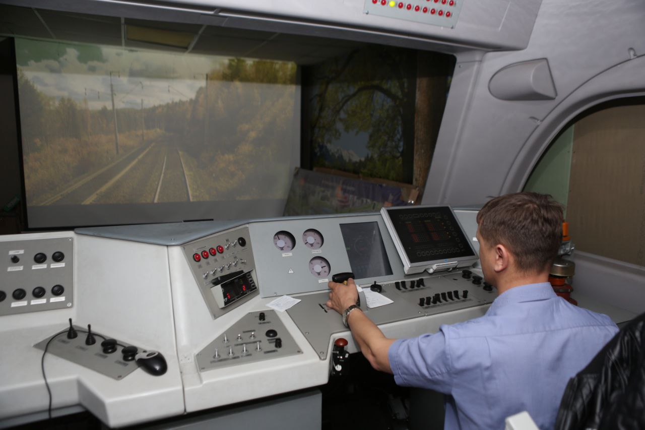 Персонал для растущих перевозок В 2025 году Забайкальская дирекция тяги успешно выполнила и перевыполнила масштабную программу профессионального обучения Подготовку вместо запланированных 1  0  4  0   человек прошли 1  0  9  6   работников что составляет 105 2 от целевого показателя  Значительную часть новых кадров 678 человек удалось привлечь из числа людей которые ищут работу Их обучение ведётся на базе Забайкальского учебного центра профессиональных квалификаций Особое внимание уделяется качеству подготовки локомотивных бригад для работы в современных условиях Интенсивное обновление кадров в дирекции тяги напрямую связано с ростом грузо оборота на Забайкальской магистрали