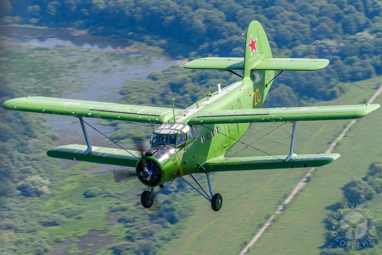 Разработчик самолета Ан 2 ФАУ СибНИА им Чаплыгина предложило восстановить летную годность простаивающих сегодня на хранении Ан 2 По оценкам разработчика ресурс этих воздушных судов выработан всего на 25 30 и их можно использовать с учетом того что Ан 2 не имеет календарного срока службы Инициатива обсуждалась на совещании с эксплуатантами Ан 2 на площадке Московского авиаремонтного завода ДОСААФ Как сообщили Коммерсанту в СибНИА доработкой восстановлением и модернизацией оставшихся в РФ самолетов можно решить вопрос дефицита провозных емкостей на местных линиях в ближайшие 5 7 лет до появления на рынке новых самолетов данного класса C 2024 года в России восстановили летную годность 16 самолетов из находившихся на хранении и подлежащих утилизации 51 Ан 2 Всего по данным СибНИА из произведенных 17 5 тыс Ан 2 более 14 7 тыс уничтожены или списаны В гражданском реестре Росавиации остается 853 ВС еще 9 в экспериментальном реестре По итогам 2025 года у 62 эксплуатантов данного типа ВС осталось 249 самолетов дополнительно есть 276 экземпляров в парке ДОСААФ России Согласно анализу СибНИА окончание жизненного цикла Ан 2 произойдет примерно к 2100 году а ресурса двигателя АШ 62ИР к 2063 году Для поддержания летной годности разработчик предложил заменить двигатель АШ 62ИР на двигатели РТ6А 67В Pratt Whitney ТРЕ331 12 Honeywell или российский ТВД 10Б Также предложены замена приборов в кабине экипажа и модернизация кабины В Росавиации не стали оценивать идею восстановления парка Ан 2 уточнив что сегодня у 235 таких самолетов сохраняется сертификат летной годности В регуляторе добавили что в коммерческих воздушных перевозках на начало апреля задействовано более 40 Ан 2 Полезная нагрузка Ан 2 12 пассажиров или 1 3 тыс кг груза Из находящихся на хранении самолетов около 85 в собственности физлиц и частных структур рассказал гендиректор Московского АРЗ ДОСААФ Павел Ненастьев Еще часть в госавиации а также в училищах гражданской авиации но в качестве учебных самолетов Ан 2 уже не используется По мнению Ненастьева авиакомпании которые будут заинтересованы в самолете и уверены в его окупаемости смогут оплатить ремонт и восстановление борта в зависимости от потребности Стоимость ремонта Ан 2 на российских заводах оценивается в 17 25 млн в зависимости от укомплектованности борта и технического состояния уточнил Ненастьев Стоимость Ан 2 также зависит от состояния и варьируется от 3 5 млн до 5 млн Все запчасти и комплектующие к планерам и двигателям до 2022 года поступали из Польши объяснил Павел Ненастьев сейчас поставки носят параллельно импортный характер и стоимость по ряду позиций возросла до десяти раз Таким образом восстановление всего парка простаивающих сегодня кукурузников обойдется в 14 5 21 млрд Использующие Ан 2 авиакомпании однако указывают что у них нет средств не только на новую технику но и на поддержание действующего парка Это в том числе связано с ужесточением требований к обслуживанию ВС В конце 2025 года СибНИА по решению Росавиации уведомил эксплуатантов Ан 2 об отмене ресурсного бюллетеня который допускал эксплуатацию агрегатов и комплектующих по техническому состоянию когда ремонт или замена деталей происходит не по графику а по реальной необходимости В конце января авиакомпания Лайт Эйр обратилась в Росавиацию с просьбой отозвать это решение Как отмечается в письме сегодня большая часть запчастей на Ан 2 либо не производится либо выпускается в недружественных странах и поставляется по ценам и срокам выросшим с 2022 года в несколько раз В совокупности с ростом стоимости оформления сертификатов летной годности ситуация угрожает полной остановкой парка Ан 2 говорится в обращении Гендиректор Лайт Эйр Дмитрий Торопов уточнил что после 1 сентября продление СЛГ для Ан 2 подорожало более чем в пять раз с 75 тыс до 400 тыс