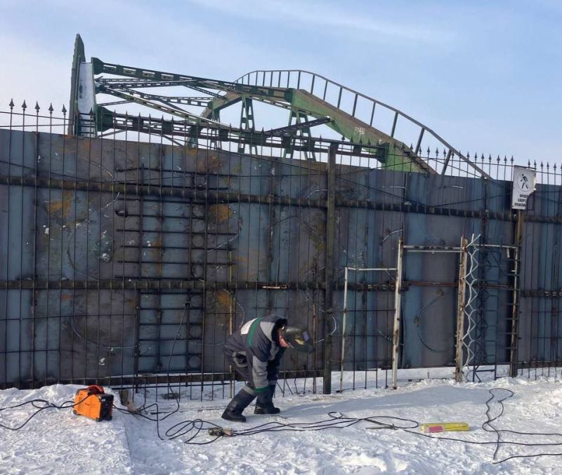 В Улан-Удэ мост спрятали за забором  Власти Улан-Удэ закрыли высоким забором доступ на старый мост через Селенгу. По этому опасному сооружению ранее не раз гуляли дети и подростки.  #Бурятия  Подробности в «Номер один»       Сообщить нам свою новость можно по кнопке:       Письмо в редакцию