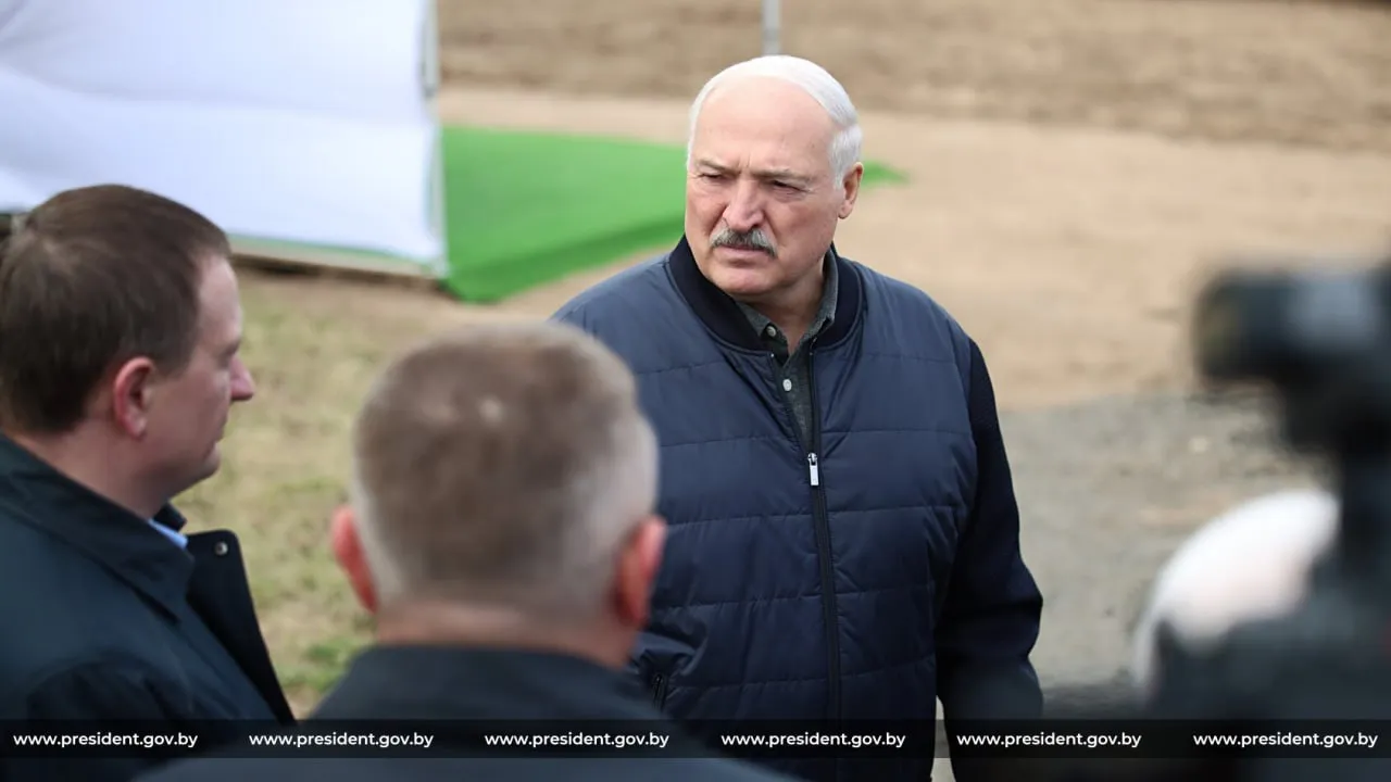 Уделите этому особое внимание Лукашенко предупредил промышленников об ответственности за качество техники Президент в ходе рабочей поездки в Минский район посетил филиал Острошицкий Городок ОАО Агрокомбинат Дзержинский Глава государства ознакомился с экспериментальным образцом энергонасыщенного трактора BELARUS 5425 Вспашка это основа и себестоимость продукции Читайте нас в MAX VK Telegram