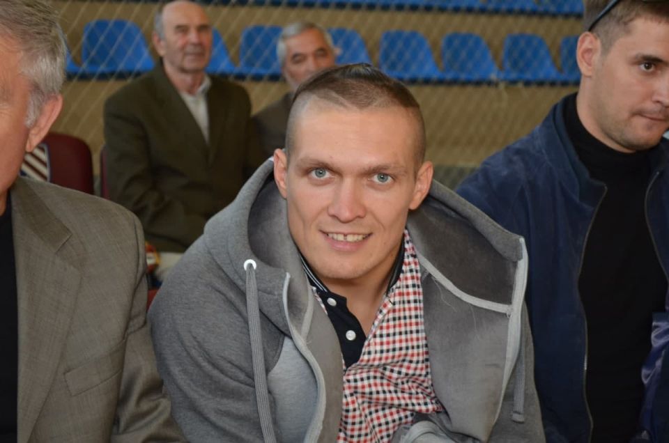 В Крыму национализировали имущество боксёра Усика за поддержку ВСУ Вторник 16 декабря Крым 24 В Крыму было национализировано имущество известного боксёра Александра Усика который активно поддерживал Вооруженные силы Украины Об этом заявил глава Государственного Совета республики Владимир Константинов Он отметил что на полуострове продолжается работа по выявлению и наказанию лиц враждебно настроенных к России и оказывающих финансовую поддержку Украине Парламентарий уточнил что национализации подверглось имущество ещё 84 физических и юридических лиц сотрудничавших с Киевом и получавших доходы на территории полуострова Среди них спортсмен Александр Усик который является сторонником нацистской идеологии Он неоднократно осуждал специальную военную операцию и организовы Подробнее