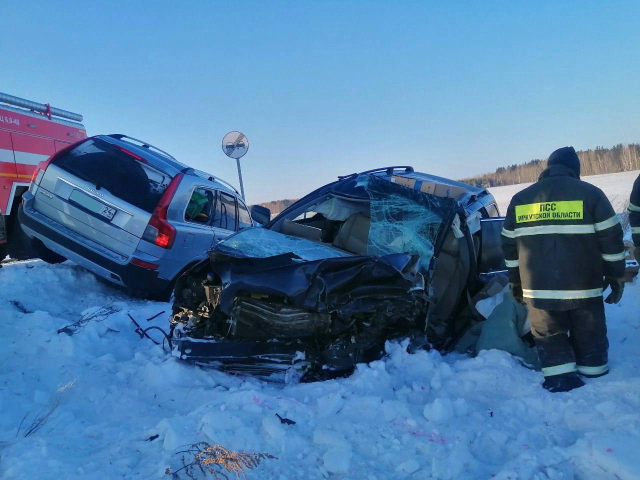 Тревожная сводка с дорог Иркутской области за минувшие сутки 5 января зарегистрировано три дорожно транспортных происшествия в которых пострадали пятеро детей Госавтоинспекция региона бьет тревогу Первое ДТП произошло в Тулунском районе на 1499 м километре трассы Р 255 Сибирь В 11 20 водитель автомобиля Toyota Corolla столкнулся с грузовиком FAW В результате аварии медицинская помощь потребовалась 34 летней водительнице и ее 12 летней пассажирке Спустя два часа около 13 00 очередное происшествие случилось в Слюдянском районе на 172 м километре трассы Р 258 Байкал 39 летний водитель Toyota Carina допустил столкновение с автомобилем УАЗ В этом ДТП травмы получил 5 летний пассажир седана который находился в детском удерживающем устройстве Третье ДТП зафиксировано в 13 45 на 96 м километре автодороги Тайшет Чуна Братск Здесь столкнулись два автомобиля Volvo XC90 В результате происшествия медицинская помощь понадобилась двум водителям и трём несовершеннолетним пассажирам в возрасте 7 8 и 9 лет Напомним по действующим нормам детей до 7 лет можно перевозить исключительно в автокресле Для ребят от 7 до 12 лет на заднем сиденье допускается использование штатного ремня безопасности однако на переднем сиденье обязательное условие наличие удерживающего устройства Полицейские подчёркивают помимо правильного оснащения крайне важен спокойный стиль вождения без резких манёвров и перестроений