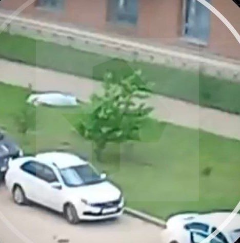 Мужчина убил 7-летнего сына с особенностями в развитии в Петербурге и выпал из окна, сообщил источник РЕН ТВ. Погибший пытался покончить жизнь самоубийством, а перед этим задушил сына подушкой. Тело мужчины обнаружили под окнами многоэтажки. По словам друга семьи, мужчина долгое время находился в подавленном состоянии — не смог смириться с утратой любимой супруги. Она умерла от онкологии около года назад. Буст Отправить новость