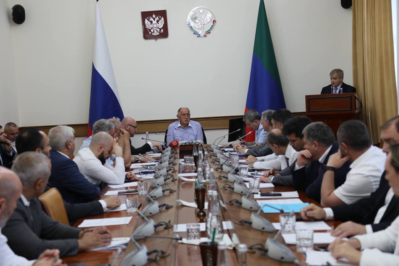 Завершена реконструкция газопровода-отвода, обеспечивающего газоснабжение Новолакского и Хасавюртовского районов Об этом на заседании Республиканского штаба по подготовке объектов ЖКХ РД к ОЗП 2025 – 2026 годов, прошедшем под руководством Председателя Правительства РД Абдулмуслима Абдулмуслимова, сообщил генеральный директор ООО «Газпром трансгаз Махачкала» Александр Астанин, докладывая о результатах подготовки объектов газоснабжения к прохождению осенне-зимнего периода. По информации руководителя ООО «Газпром трансгаз Махачкала», в рамках реализации инвестиционного проекта в текущем году после масштабной реконструкции введен газопровод-отвод к селу Новолакское Новолакского района. Данный газопровод-отвод диаметром 159 мм, построенный в 1986 году, обеспечивал газоснабжение потребителей Хасавюртовского и Новолакского районов. С развитием газификации производительности газопровода в период пиковых нагрузок осенне-зимнего периода было недостаточно. Чтобы обеспечить надежное газоснабжение потребителей, в рамках реконструкции газопровода в 2024 году организовано строительство нового газопровода диаметром 325 мм и протяженностью 29,3 км по новой трассе. Реконструкция газопровода позволит обеспечить надежное газоснабжение потребителей Новолакского и Хасавюртовского районов, в том числе в предстоящий осенне-зимний период, а также обеспечить запас производительности.