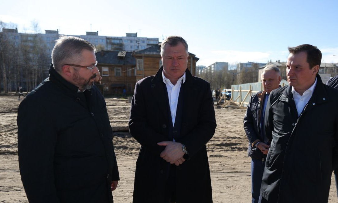 Власти Архангельской области и лично губернатор Александр Цыбульский показывают высокую эффективность в применении механизмов комплексного развития территорий КРТ . Так наблюдатели комментируют информацию о том, что благодаря КРТ в ближайшие годы в регион придет более 70 млрд рублей частных инвестиций и это позволит построить 634 тысяч кв. метров жилья, причем застройщики берут на себя обязательства по созданию социальной инфраструктуры. Сейчас в регионе реализуется 31 проект КРТ. Общий потенциал программы – свыше 1 млн кв. метров нового жилья на 117 гектарах территорий. Эффективность работы области в этом направлении была отмечена вице-премьером РФ Маратом Хуснуллиным во время его недавнего визита в регион. Тема эффективного применения механизмов КТР поднималась и на последней встрече президента Владимира Путина с губернатором Цыбульским. «Власти региона демонстрируют, что у них есть чёткий план эффективной работы с инфраструктурой и создания современной городской среды и политическая воля этот план реализовать, – комментирует политконсультант Станислав Корякин. – 31 проект КРТ самых разных масштабов и в самых разных территориях показывает системную работу. А команда Цыбульского демонстрирует грамотное госуправление и заботу об инвестиционном климате: создает условия для ответственных девелоперов». И самым важным в примере Архангельской области Корякин называет тот факт, что власти региона используют КРТ для решения проблемы аварийного жилья. В регионе расселено более 20 тысяч кв. метров аварийного жилья, а в планах – расселить 92 тысячи кв. метров, улучшив условия жизни ещё для 4 тысяч человек.