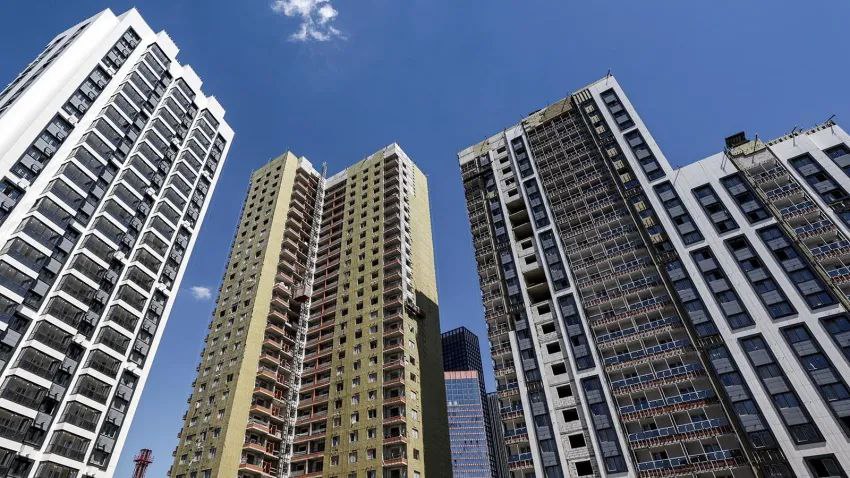 В июне доля отказов российских банков в ипотечных кредитах составила 50,6% от всех заявок на ипотеку, следует из данных Национального бюро кредитных историй НБКИ , с которым ознакомился Forbes. В мае, когда доля отказов выросла впервые в этом году, показатель составлял 45,7%. До этого доля отказов планомерно снижалась с января, когда составляла 51,8%.