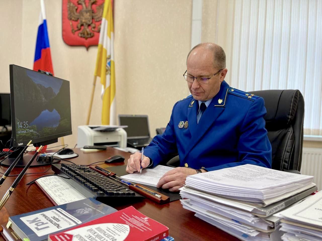Главбуха больницы на Ставрополье обвиняют в хищении миллиона рублей Руководитель бухгалтерии Кисловодской городской больницы с января 2019 года по сентябрь 2023 года незаконно начисляла себе, а потом получала надбавки и премии, которые на самом деле ей не полагались, сообщили в прокуратуре Ставропольского края. Медучреждение из-за алчности сотрудницы потеряла больше миллиона рублей. Против главбуха возбудили уголовное дело о мошенничестве. Дело рассмотрит Кисловодский городской суд. С работы женщину уволили. «ВКонтакте» и в «Одноклассниках», чтобы быть в курсе самых интересных новостей Кавказа. -канал АиФ – Северный Кавказ