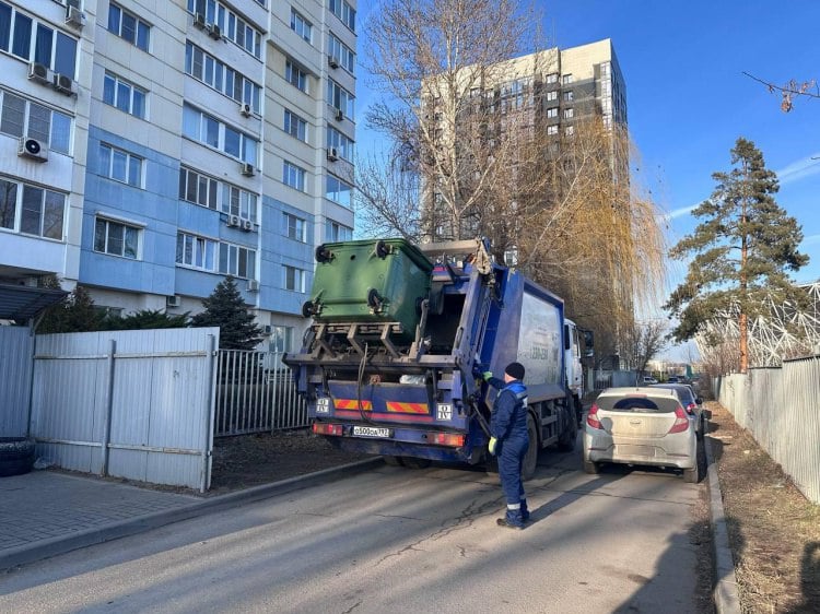 На праздниках жители Волгоградской области чаще всего выбрасывали бутылки  В Волгоградской области оценили объёмы и качество отходов, которые жители выбрасывали в новогодние праздники. Как рассказали Волжский.ру в пресс-службе регионального оператора по обращению с ТКО «ЭкоЦентр», волгоградцы производили отходов почти на 50% больше, чем в обычные дни При этом на первом месте оказалась стеклянная тара – бутылки от различных напитков. На второй месте – ПЭТ, а на третьем месте – различная упаковка  картонная, полиэтиленовая, фольгированная .   Подробнее на Волжский.ру: