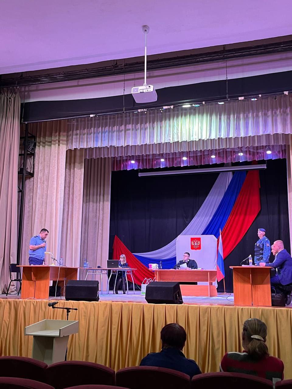 Экс-мэра Тулуна приговорили к 5 годам тюрьмы за халатность и коррупцию  Тулунский городской суд вынес приговор Юрию Кариху, признанному виновным по статьям о халатности, превышении и злоупотреблении полномочиями, а также растрате.  С 2014 по 2023 годы мэр не обеспечил расселение 29 семей из аварийного общежития. В 2020 году он незаконно включил жильцов 11 домов в список пострадавших от наводнения 2019 года, предоставив им жилье из госфонда, тогда как реальные пострадавшие остались без помощи. Также в 2020–2022 годах он присвоил муниципальный земельный участок, нанеся ущерб на 1,2 млн рублей, а в 2022 году передал другой участок сыну, причинив ущерб на 412 тыс. рублей.  Экс-мэр признал вину, заключил досудебное соглашение и возместил ущерб. Суд назначил ему 5 лет колонии общего режима и запрет на госдолжности на 3 года. Осужденный взят под стражу в зале суда. Расследование в отношении соучастников продолжается.
