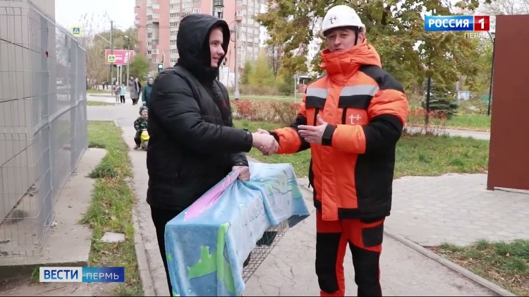 Кот Кай вернулся домой vesti perm ru publication bee24272 17d1 4e3f 88d6 f9f0b3a06052 Сотрудники компании Т Плюс передали хозяину кота Кая Он сбежал из дома месяц назад проник через вентиляцию и освоился среди труб запорной арматуры и манометров в техническом павильоне на улице Солдатова в Перми Все это время энергетики снабжающие теплом микрорайон Краснова подкармливали животное и вместе с волонтерами искали его владельца И вот наконец он обнаружился произошло долгожданное возвращение любимого питомца