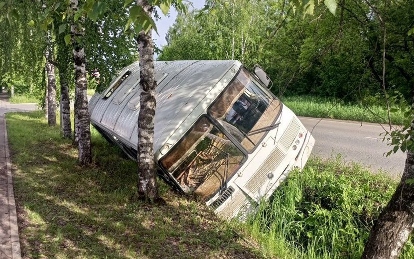 ДТП с автобусом Пять пассажиров автобуса пострадали в ДТП в Глазове. Водитель был нетрезв, но заявил, что выпил уже после того, как машина оказалась в кювете. Фото: Госавтоинспекция Удмуртии #Ижевск #Удмуртия